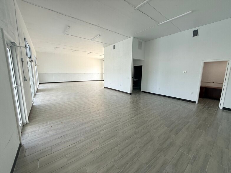 More Photos Of 448 E Venice Ave, Venice Freestanding For Lease