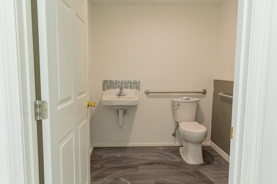 More Photos Of 992 Portland Rd, Saco Flex For Lease