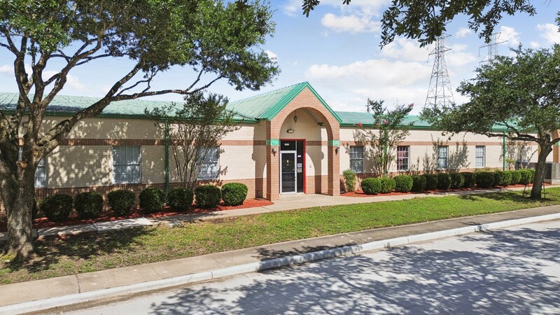 More Photos Of 451 Landing Blvd, League City Office For Sale