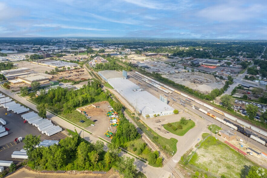 More Photos Of 12005 40,000 - 163,800 sf Available - Warren MI, Warren Distribution For Lease