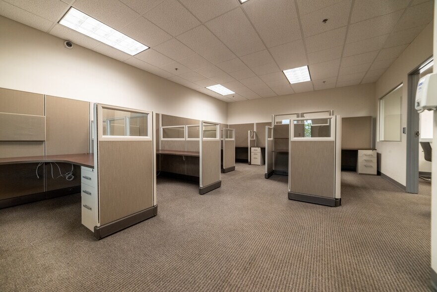 More Photos Of 216 Avenida Fabricante, San Clemente Light Distribution For Sale