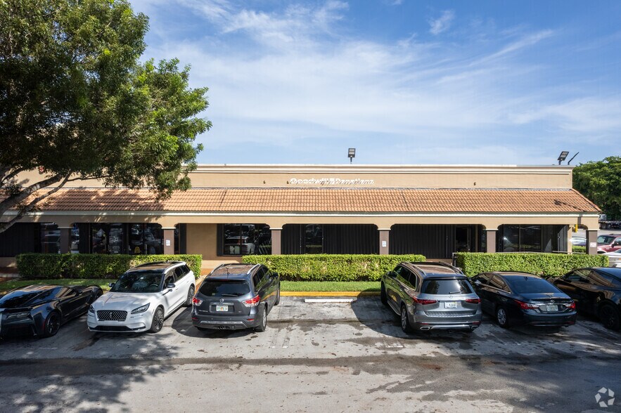 More Photos Of 13595-8521 S Dixie Hwy, Pinecrest Bank For Lease