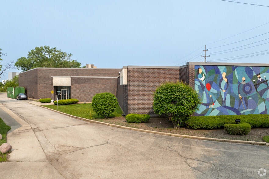 More Photos Of 5900 Howard St, Skokie Warehouse For Lease