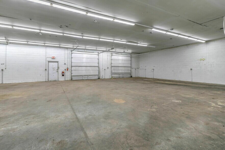 More Photos Of 43956 Commerce Ave, Hollywood Industrial For Lease