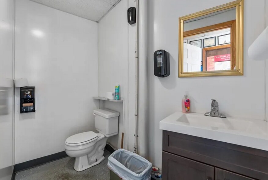 More Photos Of 2300 Hoffman Dr, Effingham Auto Repair For Sale