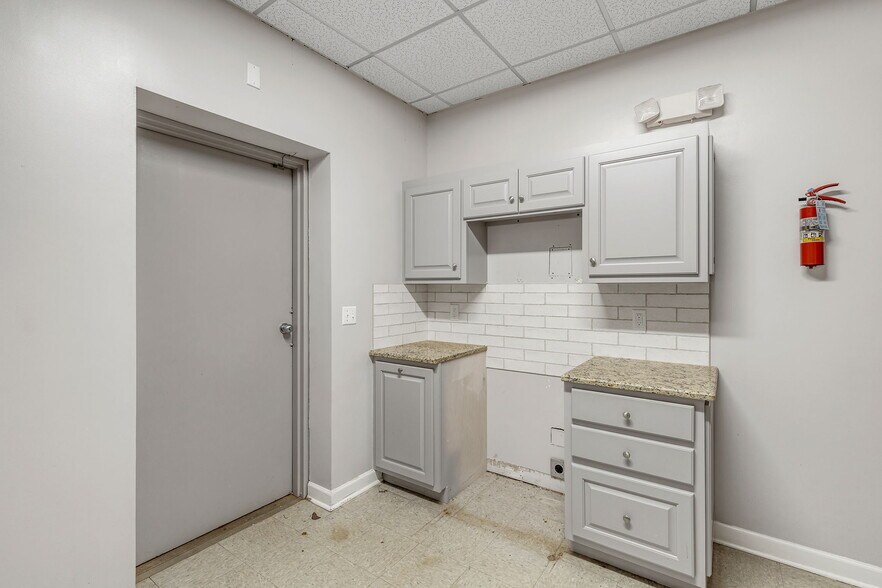 More Photos Of 4 Progress Rd, Greenville Flex For Lease