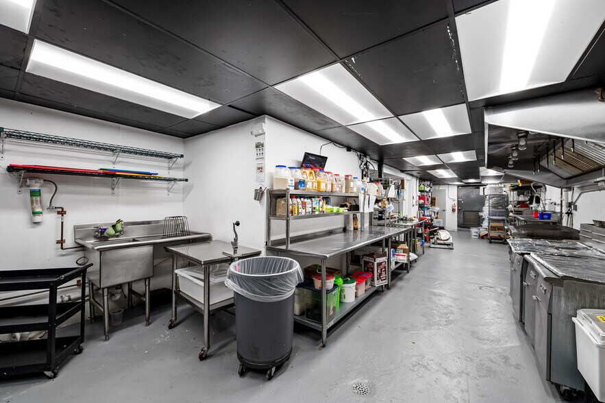 More Photos Of 13 W Allegheny Ave, Towson Storefront For Sale