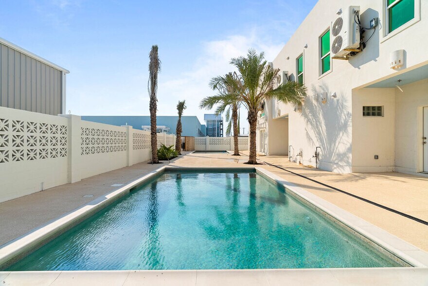 More Photos Of 615 W Avenue A, Port Aransas Apartments For Sale