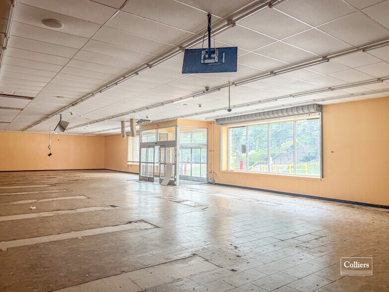 More Photos Of 2928 Sheraden Blvd, Pittsburgh Freestanding For Lease