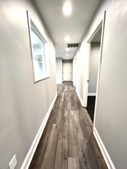 More Photos Of 312 Mall Blvd, Savannah Freestanding For Lease