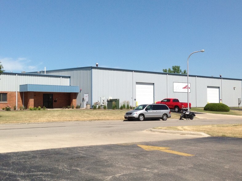 More Photos Of 740 Schneider Dr, South Elgin Manufacturing For Sale