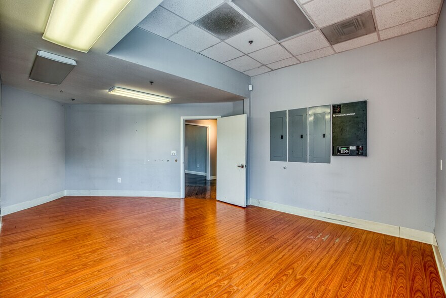 More Photos Of 7075 N West Ave, Fresno Freestanding For Lease