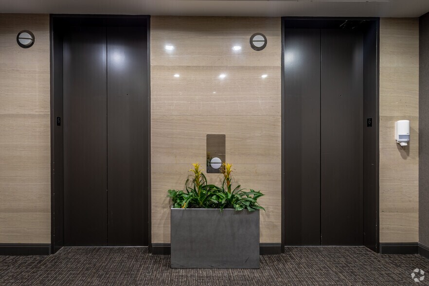 More Photos Of 10100 Reunion Pl, San Antonio Office For Sale