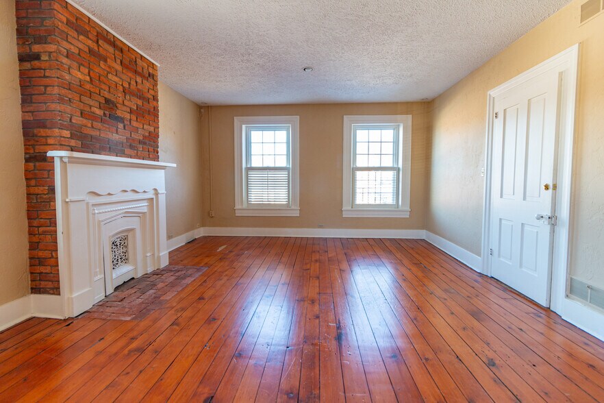 More Photos Of 323 S Main St, Zelienople Office Residential For Lease