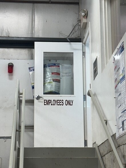 More Photos Of 160 S Turnpike Rd, Wallingford Light Distribution For Lease