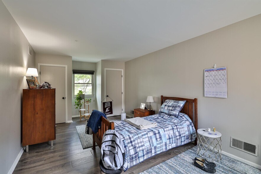 More Photos Of 2039 Madison Rd, Cincinnati Storefront Retail Office For Sale