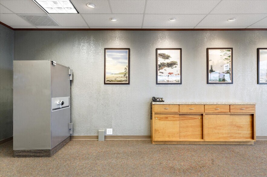 More Photos Of 1421 SW Barlow St, Oak Harbor General Retail For Sale