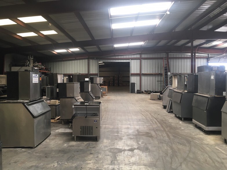 More Photos Of 601 S Meadow Ln, El Campo Warehouse For Lease