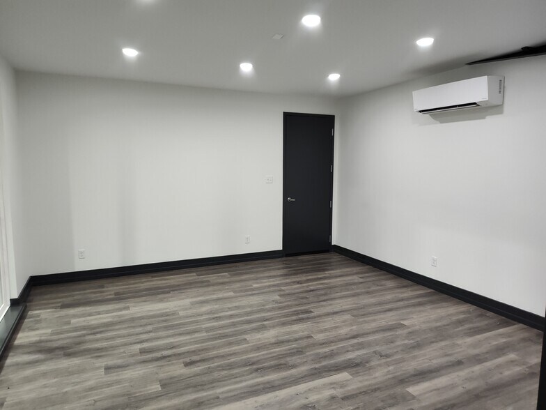 More Photos Of 165 Perimeter Road Rd, Longview Airplane Hangar For Sale