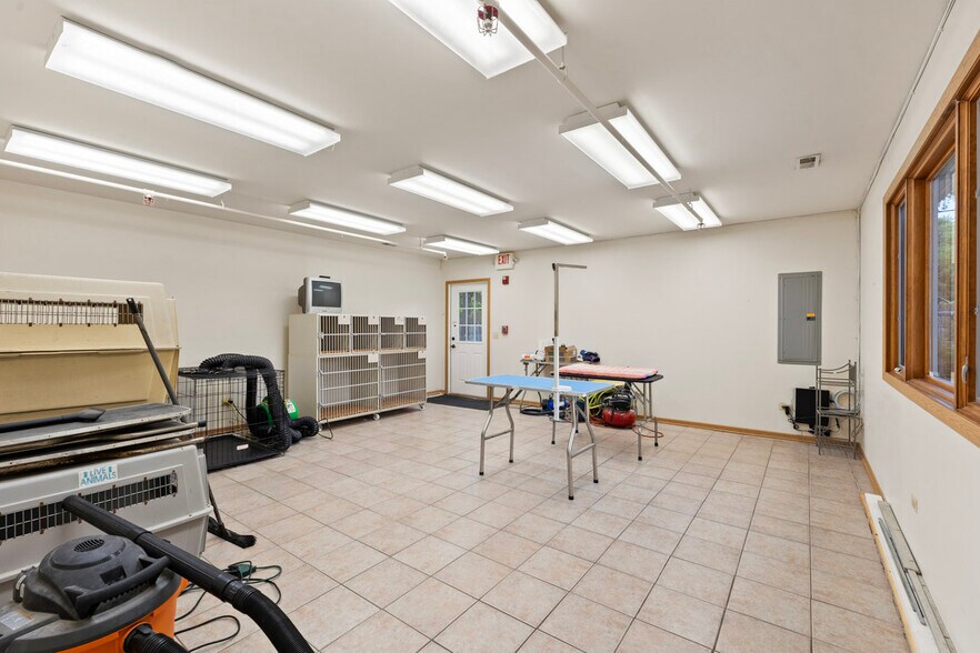 More Photos Of 4403 S Roberts Rd, Island Lake Veterinarian Kennel For Sale