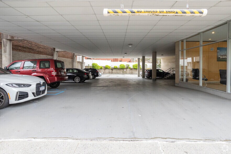 More Photos Of 241-02 Northern Blvd, Douglaston Office For Lease