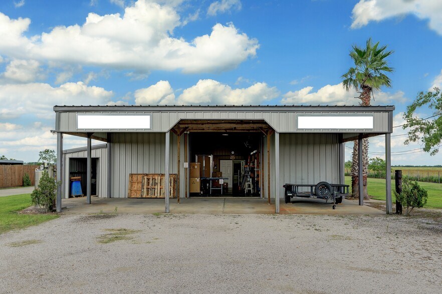 More Photos Of 15525B County Road 48, Rosharon Warehouse For Lease