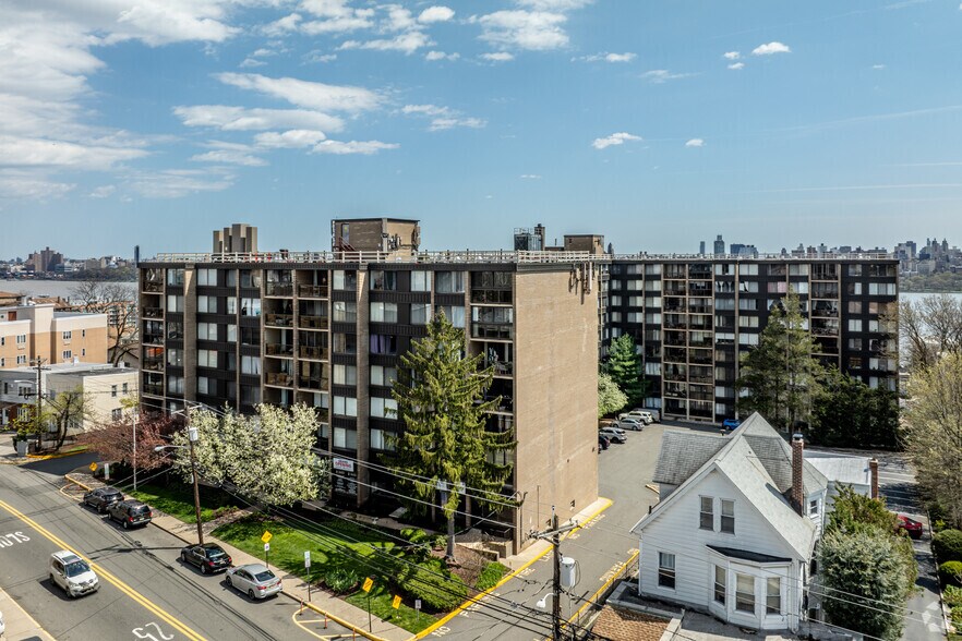 Primary Photo Of 9060 Palisade Ave, North Bergen Apartments For Lease
