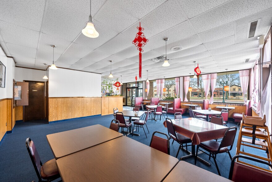 More Photos Of 136 E Walworth Ave, Delavan Restaurant For Sale
