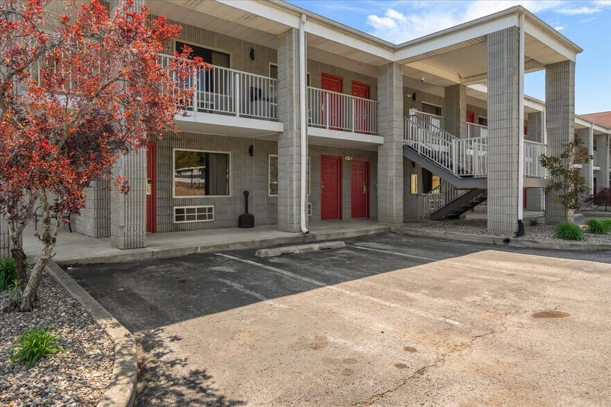 More Photos Of 182 Quillen Chapel Service Rd, Campton Hotel For Sale