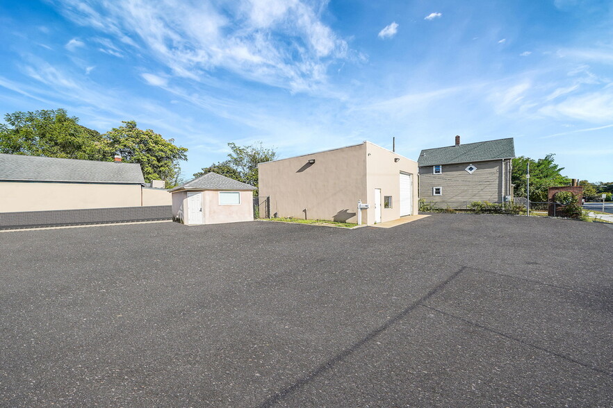 More Photos Of 93 N Clinton Ave, Bay Shore Warehouse For Sale