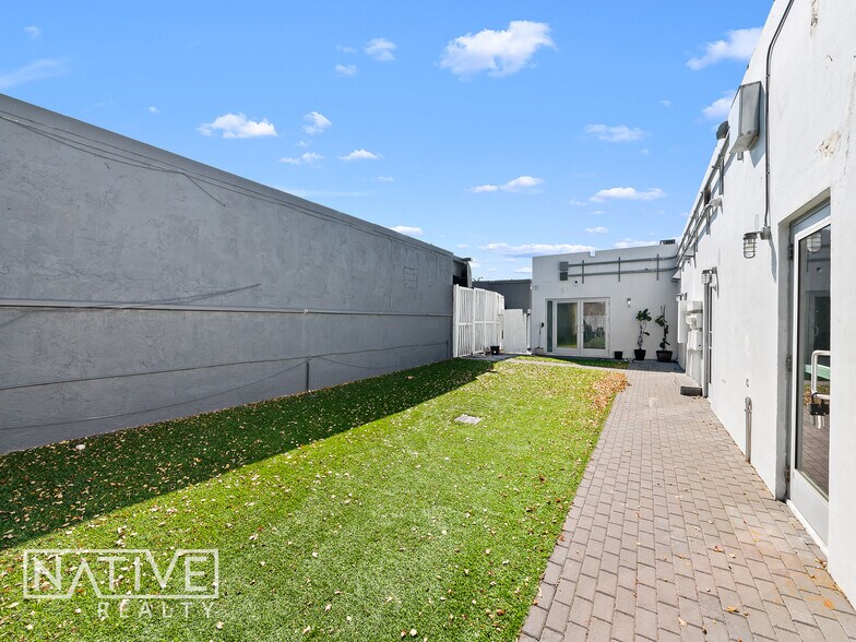 More Photos Of 410-470 NE 1st Ave, Hallandale Restaurant For Lease