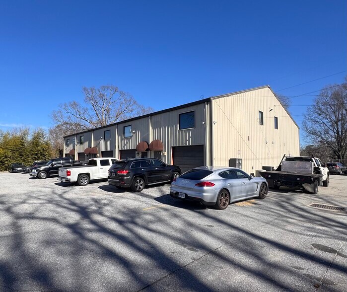 More Photos Of 367 N Clarendon Ave, Scottdale Light Distribution For Sale