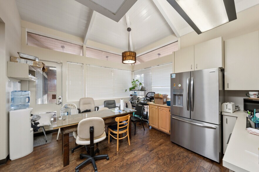 More Photos Of 2501 N Navarro St, Victoria Medical For Sale