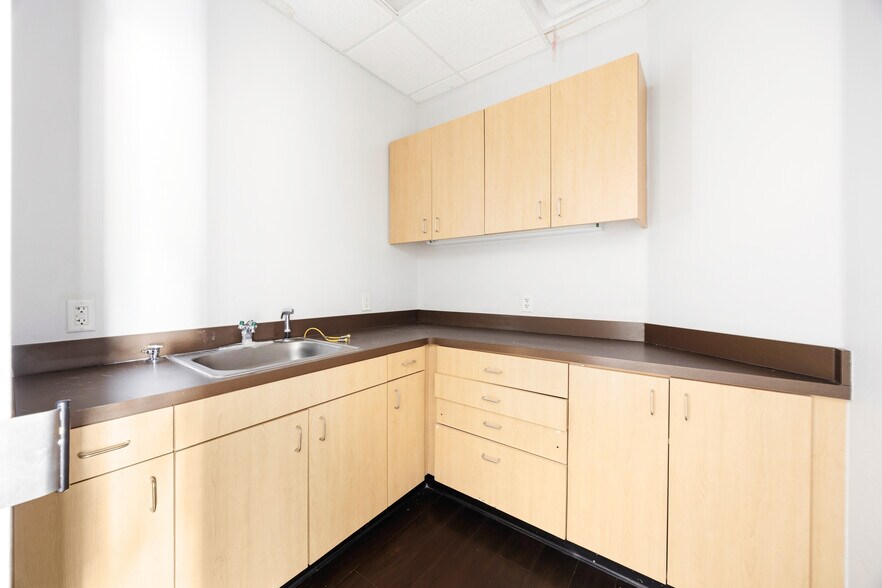 More Photos Of 3920-3950 Rosemeade Pky, Dallas General Retail For Lease
