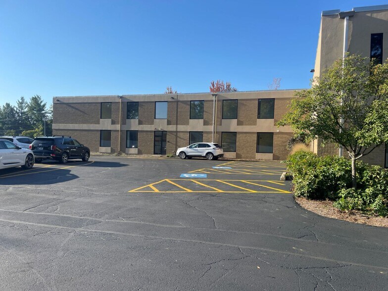 More Photos Of 611 E Main St, East Dundee Office For Lease