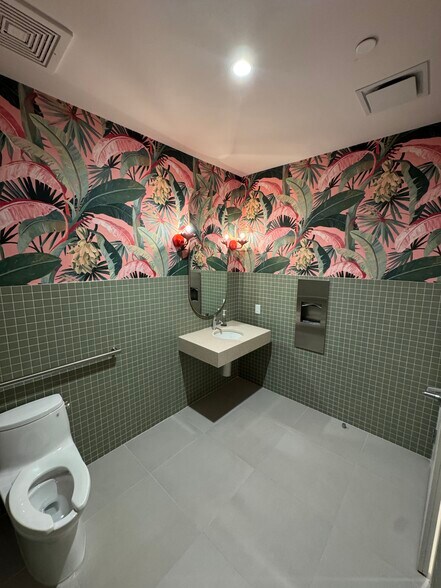 More Photos Of 9421 Mission Rd, Leawood General Retail For Lease