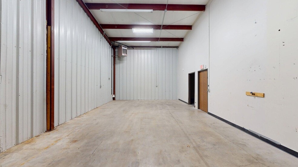 More Photos Of 2109 N Yellowood Ave, Broken Arrow Light Distribution For Lease