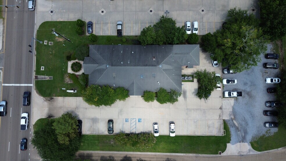 More Photos Of 1120 US-190, Covington Healthcare For Lease