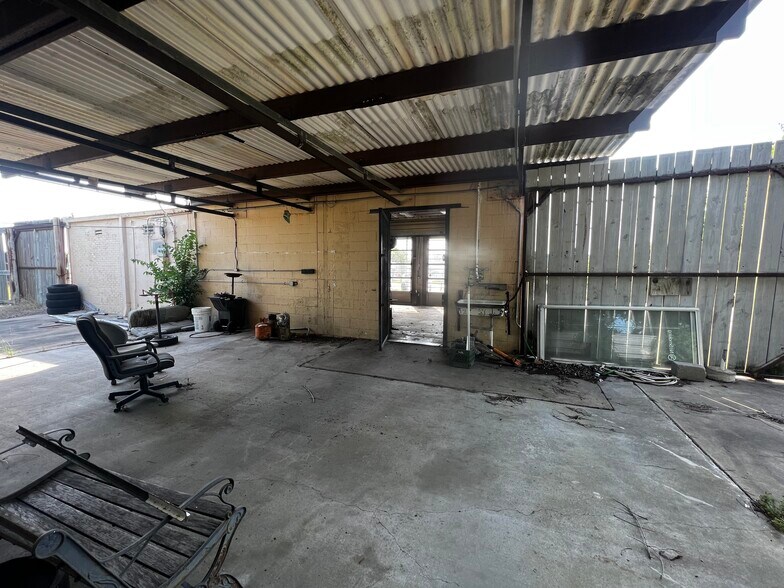 More Photos Of 1200 E Mulberry St, Angleton Auto Repair For Sale