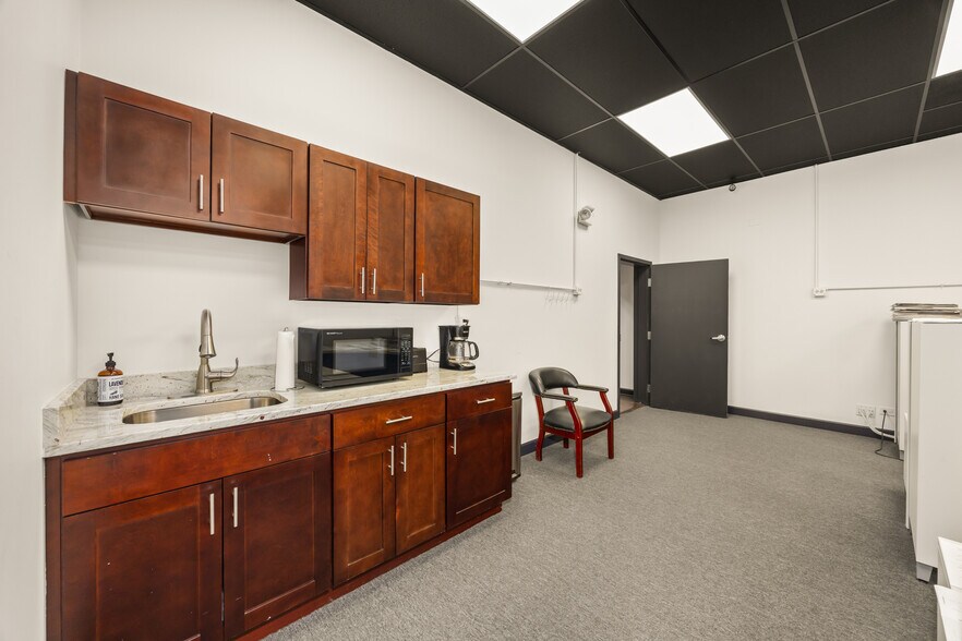 More Photos Of 304 Howard Ave, Des Plaines Light Distribution For Sale