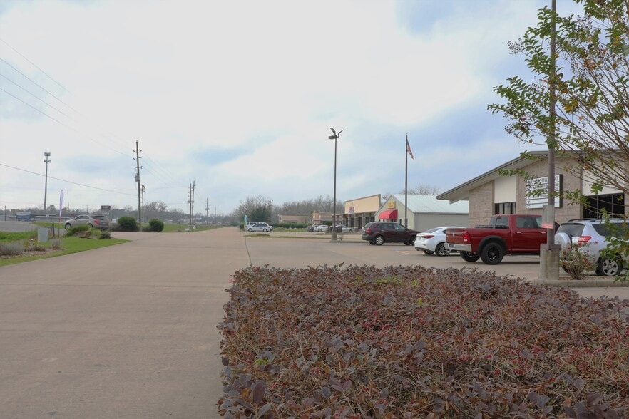 More Photos Of 901 E Highway 90A, Richmond Storefront Retail Office For Lease