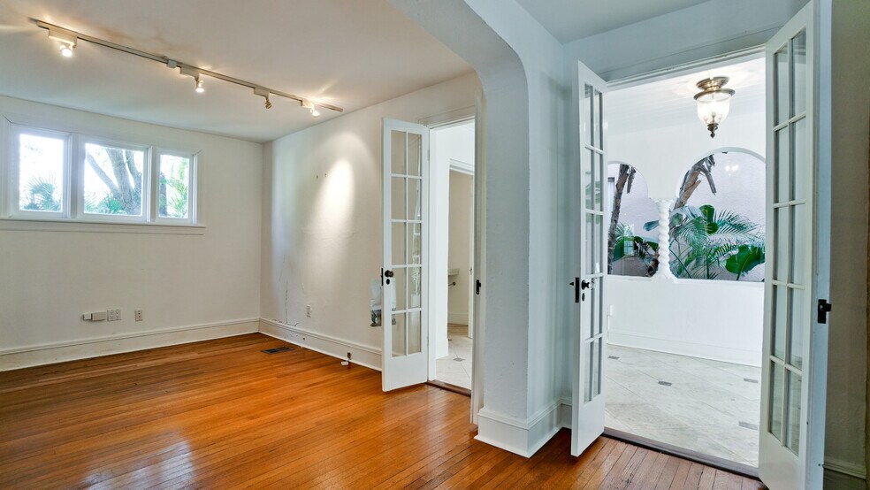 More Photos Of 1215 N Palm Ave, Sarasota Office For Sale