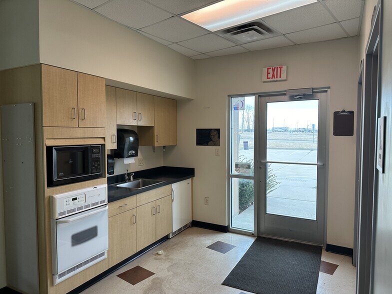 More Photos Of 2402 W Market St, Bloomington Refrigeration Cold Storage For Lease
