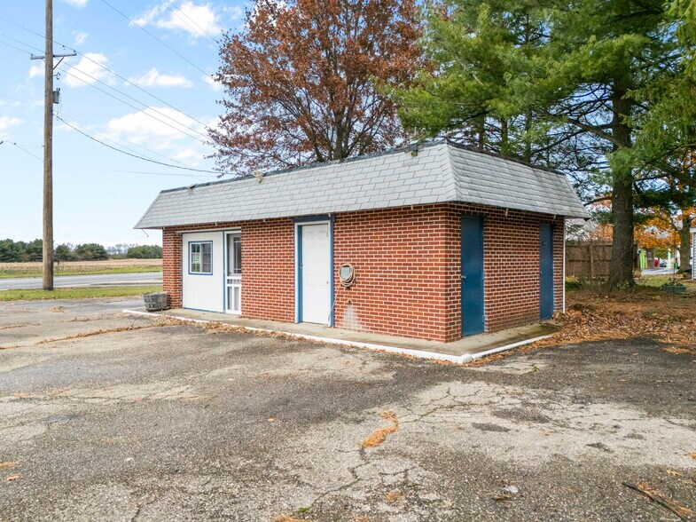 More Photos Of 1204 Erie Ave SW, Navarre Truck Stop For Lease