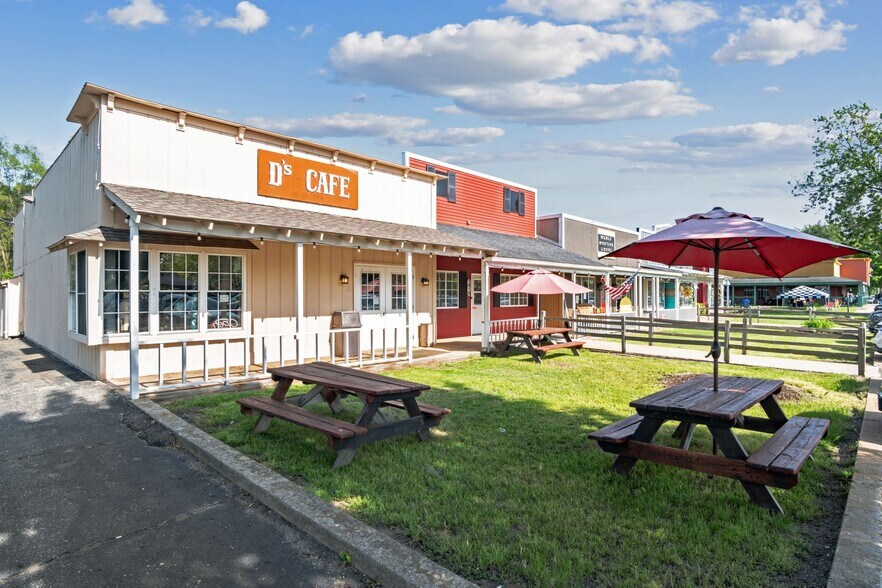 More Photos Of 1415-1427 S Milford Rd, Highland Township Storefront For Lease