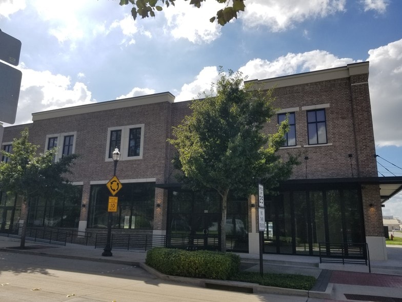 More Photos Of 409 N Oak St, Roanoke Storefront Retail Office For Lease