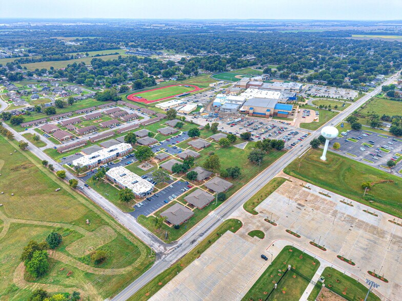 More Photos Of 1220 SE 9th St, Pryor Apartments For Sale