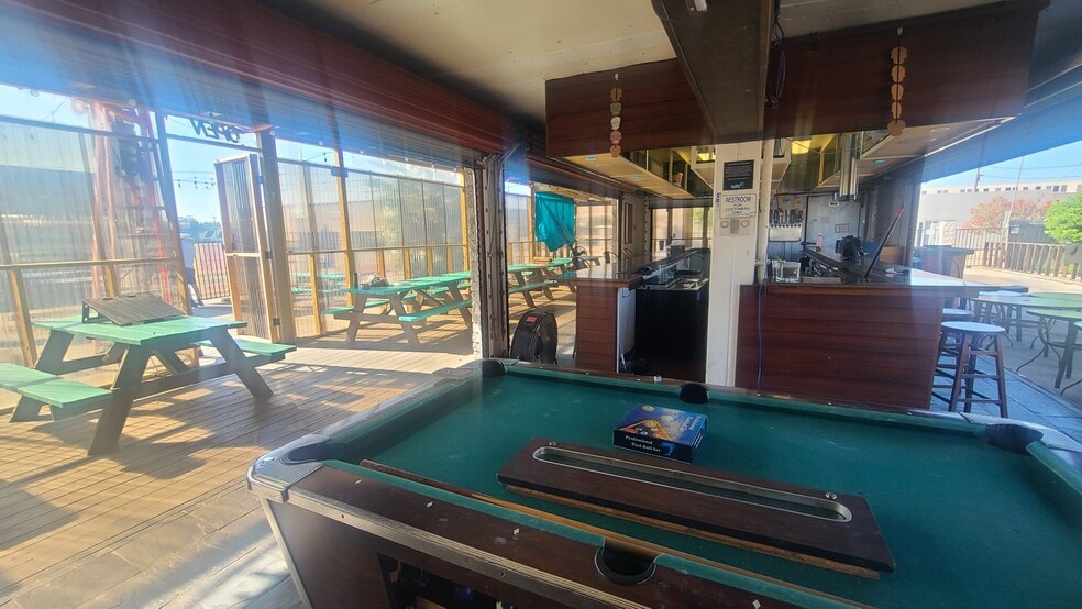 More Photos Of 622 6th St N, Texas City Bar For Lease