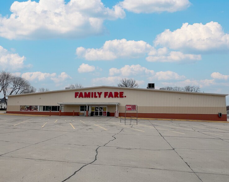Primary Photo Of 1900 Harlan St, Falls City Supermarket For Sale