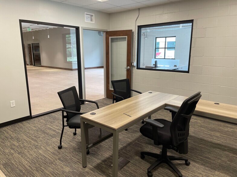 More Photos Of 1914 W Morehead St, Charlotte Office For Sale